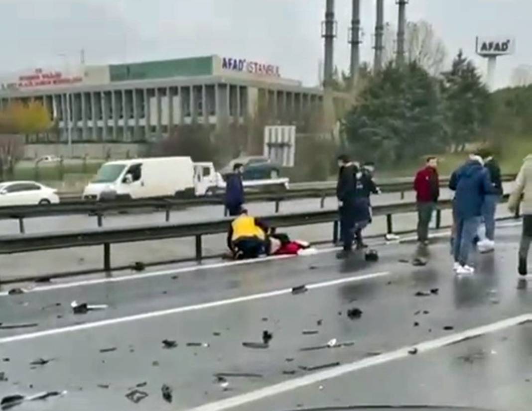 TEM'de feci kaza! Parçalanmış aracı görenler gözlerini ovuşturup bir daha baktı 1